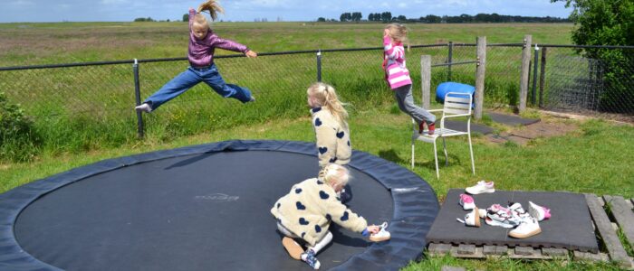 Kinderopvang Mirakel BSO De Stal natuurtuin trampoline Kinderopvang Mirakel BSO De Stal Waverveen natuurtuin met trampoline